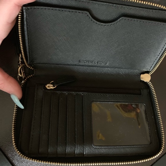Michael Kors phone wristlet - Picture 2 of 3